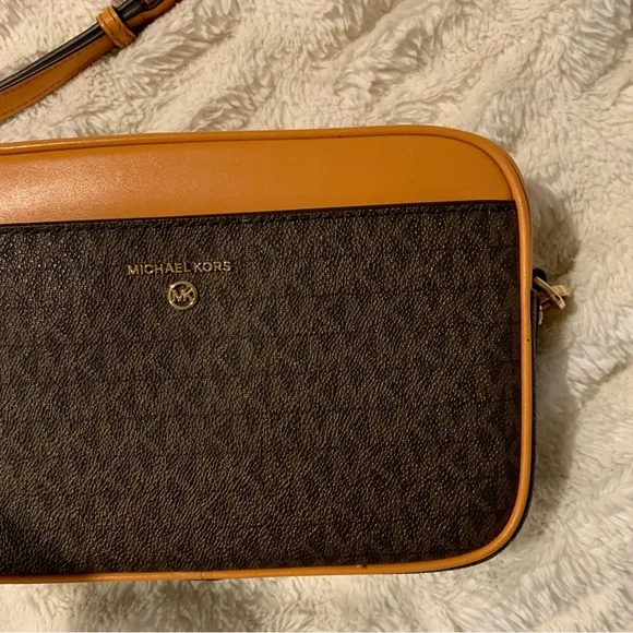 Michael Kors Jet Set Crossbody Bag - Picture 2 of 8